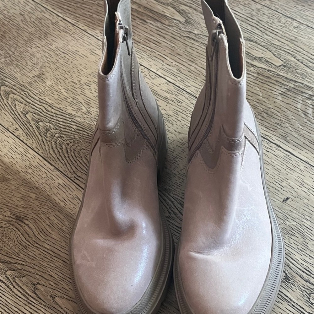 Lucky Brand Beige Ankle Booties. EUC